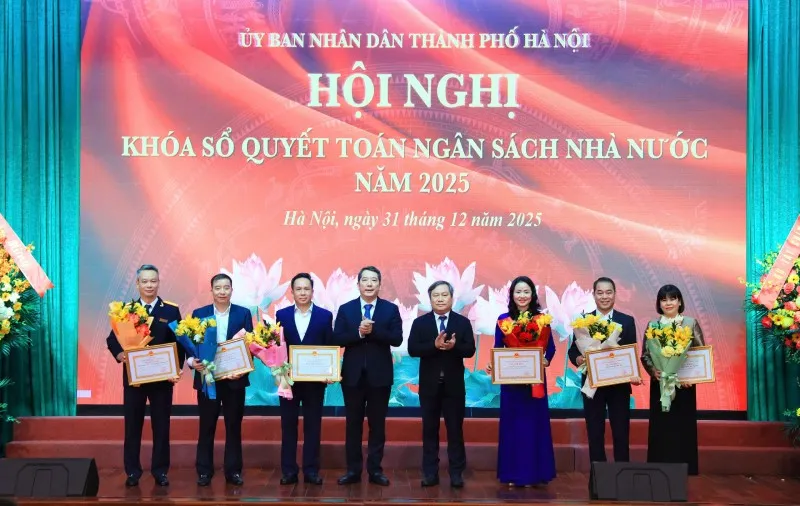 Ủy viên Trung ương Đảng, Phó Bí thư Thành ủy, Bí thư Đảng ủy, Chủ tịch UBND Thành phố Hà Nội Vũ Đại Thắng và Thứ trưởng Bộ Tài Chính Cao Anh Tuấn trao tặng Bằng khen cho các đơn vị ngành tài chính Thủ đô.