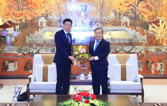 Chủ tịch UBND TP. Hà Nội Vũ Đại Thắng trao quà lưu niệm tặng Chủ tịch Hiệp hội doanh nghiệp Nhật Bản Wakabayashi Koichi. Ảnh: Lê Hải