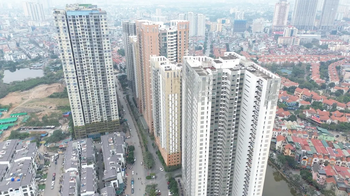 Đường Tố Hữu là một trong những khu vực có mật độ gia tăng dân số nhanh nhất Hà Nội. Tại khu vực này, chung cư mọc san sát nhau với lượng dân cư mỗi tòa lên tới hàng ngàn người