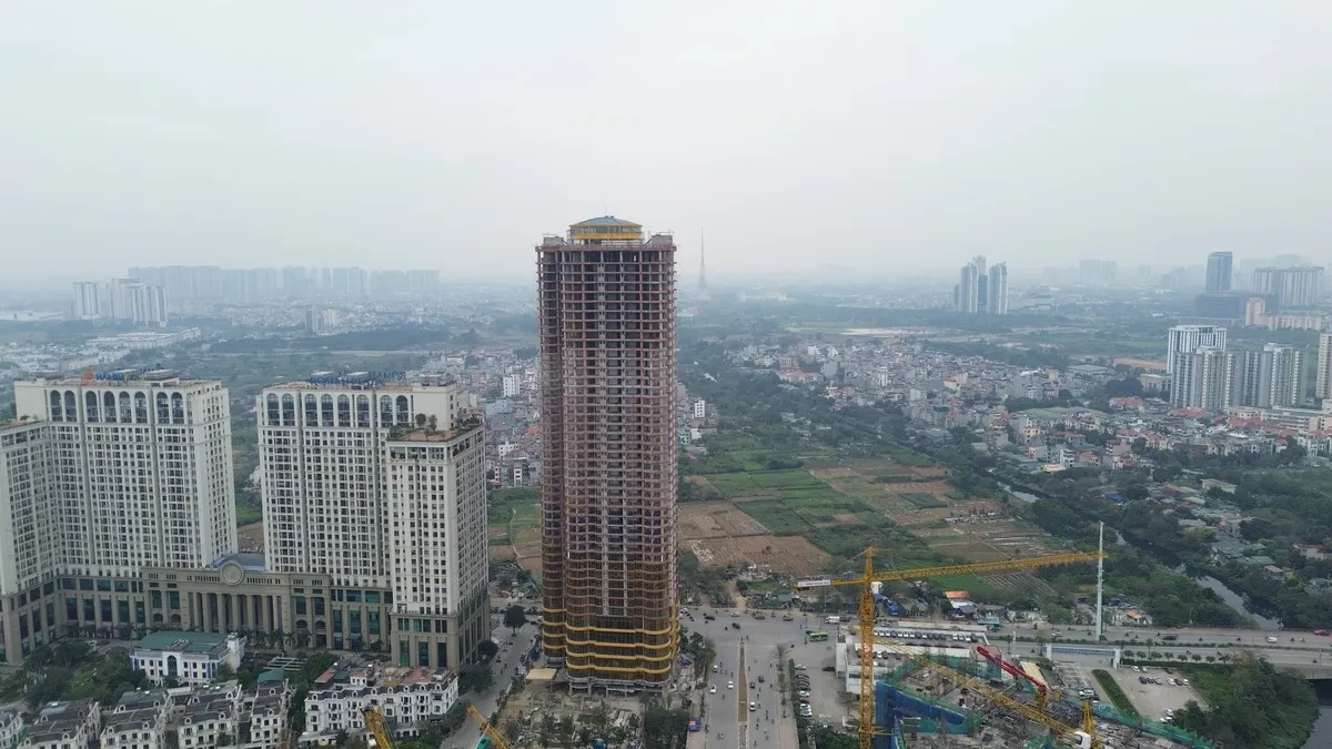 Gần ngay đó là chung cư "dát vàng" QMS Tower 2 của chủ đầu tư là Công ty Cổ phần Dịch vụ trường học Quang Minh, giá chào bán 75 - 92 triệu đồng/m2. Tuy nhiên, sau lễ mở bán tháng 6/2024, dự án hiện nay lại tạm dừng mở bán với nguyên nhân được cho là việc thiết kế không thoáng nhưng chào bán quá cao.