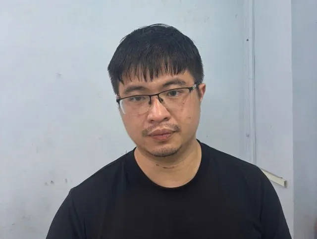 Phó Đức Nam (TiToker Mr Pips) tại cơ quan điều tra. Ảnh: CAHN