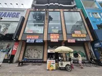 Tại nhiều tuyến phố trung tâm TP.HCM, không khó bắt gặp những mặt bằng cho thuê bỏ trống nhiều tháng. Ảnh: Lê toàn.
