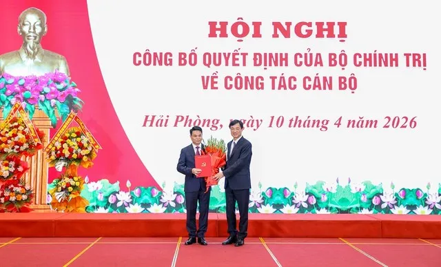 Ủy viên Bộ Chính trị, Trưởng Ban Tổ chức Trung ương Nguyễn Duy Ngọc trao quyết định, tặng hoa chúc mừng tân Bí thư Thành ủy Hải Phòng