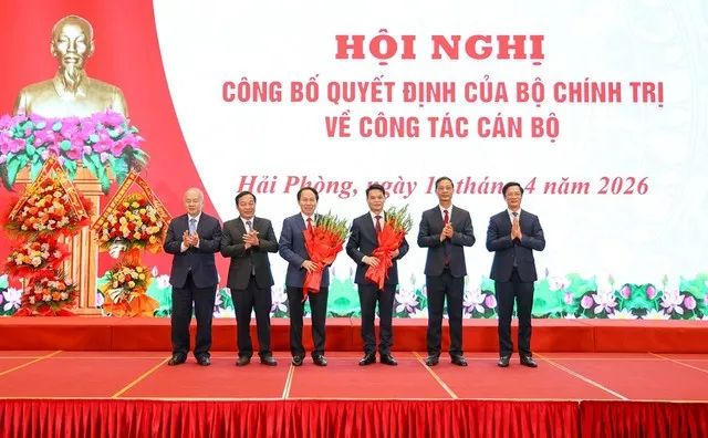 Ban Thường vụ Thành ủy Hải Phòng tặng hoa chúc mừng ông Lê Tiến Châu, Phó thủ tướng Chính phủ và ông Lê Ngọc Châu, Bí thư Thành ủy Hải Phòng