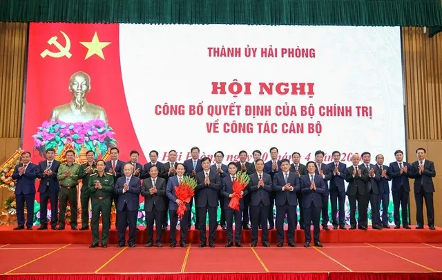 Ông Nguyễn Duy Ngọc, Ủy viên Bộ Chính trị, Bí thư Trung ương Đảng, Trưởng Ban Tổ chức Trung ương tặng hoa chúc mừng tập thể lãnh đạo TP. Hải Phòng