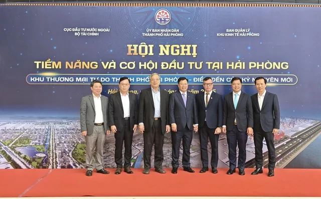 Ông Nguyễn Thành Phương, Tổng giám đốc Tập đoàn Sao Đỏ (ngoài cùng bên phải) tại Hội nghị Tiềm năng và cơ hội đầu tư tại Hải Phòng