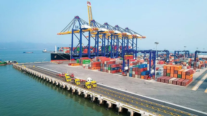 Hải Phòng đang từng bước trở thành đầu tàu giao thương quốc tế, với hệ thống cảng biển trong top 30 cảng container hiệu quả nhất thế giới (Ảnh: Đàm Thanh) 