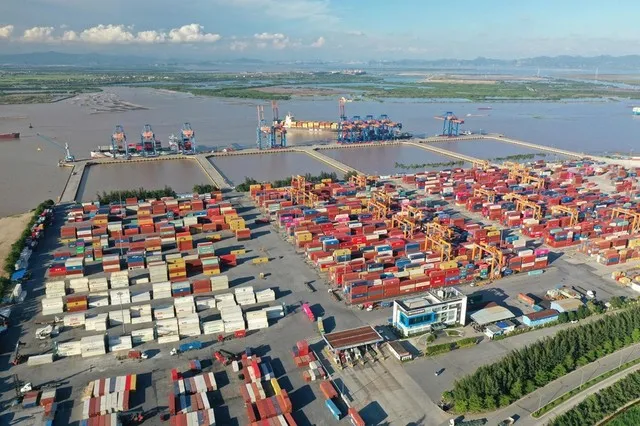 Các cảng khu vực Lạch Huyện thường xuyên đón tàu lớn cập cảng làm hàng. Trong ảnh là KCN Nam Đình Vũ