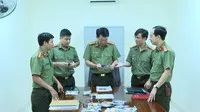 Đại tá Đào Quang Trường, Phó giám đốc Công an thành phố Hải Phòng, Thủ trưởng cơ quan An ninh điều tra kiểm tra tang vật.