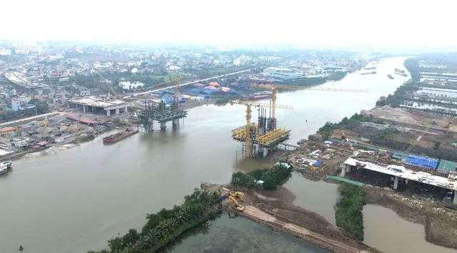 Toàn cảnh thi công cầu Hải Thành thuộc Dự án đầu tư xây dựng đường Vành đai 2 đoạn tuyến Tân Vũ - Hưng Đạo - Bùi Viện. Ảnh: Ngọc Sơn
