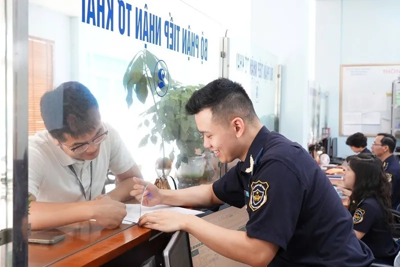Công chức hải quan hỗ trợ doanh nghiệp làm thủ tục.