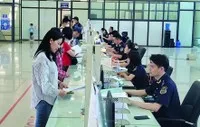 Hỗ trợ doanh nghiệp làm thủ tục hải quan tại cửa khẩu quốc tế Hữu Nghị. Ảnh: H.Vân.