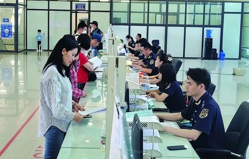 Hỗ trợ doanh nghiệp làm thủ tục hải quan tại cửa khẩu quốc tế Hữu Nghị. Ảnh: H.Vân.