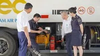 Kiểm tra xăng dầu nhập khẩu. Ảnh minh họa.