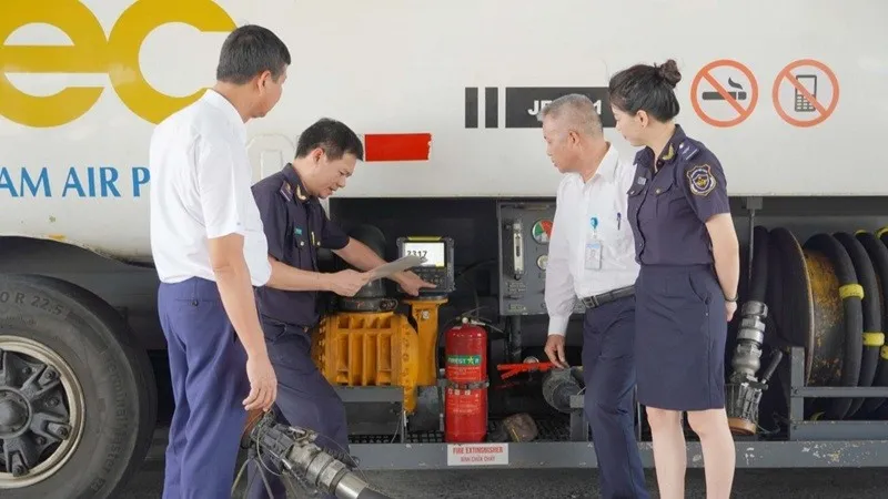 Kiểm tra xăng dầu nhập khẩu. Ảnh minh họa.