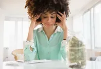 Hạn chế dùng tiền mặt đang là xu hướng chung trên thế giới. Ảnh: Getty.