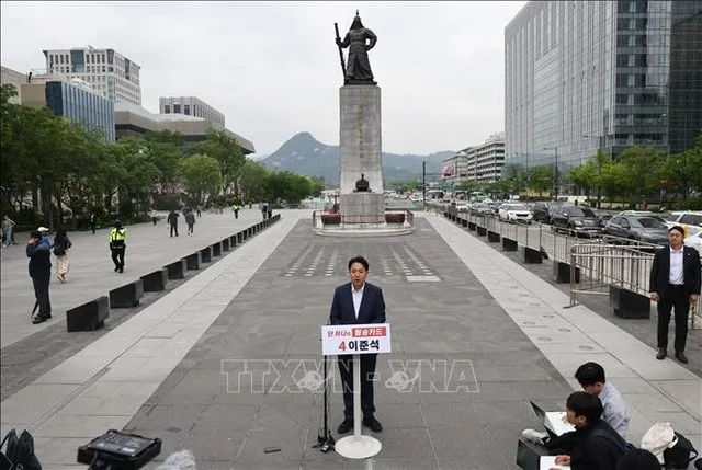 Ứng cử viên Lee Jun Seok đưa ra sáng kiến giảm quyền lực của Tổng thống; tổ chức lại các bộ từ 19 xuống còn 13 để nâng hiệu quả hoạt động của Chính phủ; bổ nhiệm các Phó Thủ tướng phụ trách về an ninh, chiến lược, xã hội; bãi bỏ Văn phòng An ninh Quốc gia trực thuộc Tổng thống; phục hồi hoạt động sản xuất tại các địa phương và kéo các công ty Hàn Quốc trở về đầu tư trong nước. Ảnh: Yonhap/TTXVN