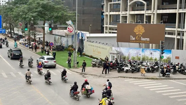 Các môi giới viên mời chào khách hàng tham quan dự án. Ảnh: Thanh Vũ