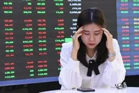 Hàng loạt cổ phiếu giảm sàn, chỉ số VN-Index "thủng" mốc 1.600 điểm