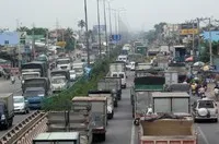 Quốc lộ 1 đoạn qua huyện Bình Chánh cũ hiện đang quá tải - Ảnh: Lê Quân