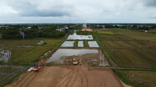 Vướng mặt bằng đã ảnh hưởng nhiều đến tiến độ dự án Đường ven biển kết nối hành lang kinh tế Đông - Tây, tỉnh Quảng Trị. Ảnh: Trần Tuyền