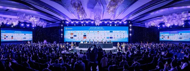 Các đại diện đại lý BĐS ký kết cùng gần 100 đơn vị lữ hành tại sự kiện