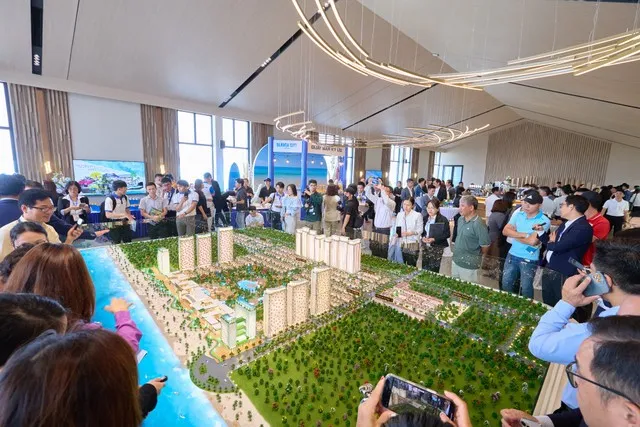 Khách hàng tham quan, trải nghiệm sa bàn Blanca City