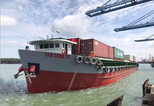 Sà lan tự hành chở container của Tổng công ty Tân Cảng.