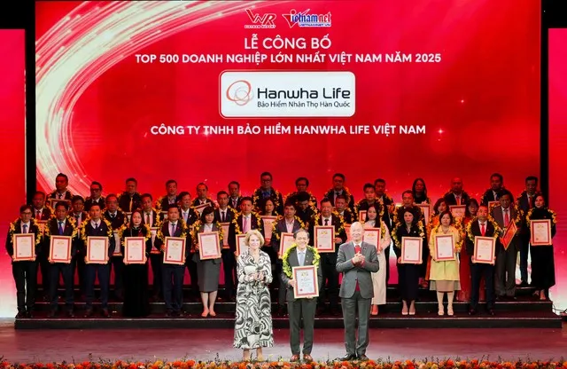 Đại diện Hanwha Life Việt Nam nhận chứng nhận VNR500 năm 2025