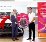Khách hàng Nguyễn Quốc Đạt (bên phải) nhận giải Đặc biệt ô tô Hyundai Tucson từ chương trình khuyến mại “Đồng Hành Vững Bước” của Hanwha Life Việt Nam