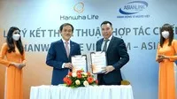 Ông Đào Duy Ninh, Phó tổng giám đốc Phát triển Chiến lược và Kênh phân phối của Hanwha Life Việt Nam và ông Trần Sỹ Khuê, Chủ tịch Hội đồng quản trị - Tổng giám đốc Công ty cổ phần ASIANLINK thỏa thuận ký kết hợp tác