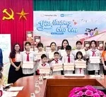 Những phần quà tặng, học bổng mang hân hoan đến với các bạn nhỏ tại Làng trẻ em SOS Hà Nội