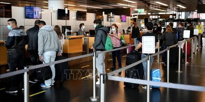 Hành khách xếp hàng tại quầy làm thủ tục ở sân bay Schwechat, gần Vienna, Áo. Ảnh minh họa: AFP/TTXVN 