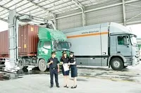 Công chức hải quan giám sát hoạt động xuất nhập khẩu hàng hóa thông qua hệ thống máy soi container. Ảnh: Phi Vũ.