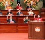Ủy viên Bộ Chính trị, Bí thư Trung ương Đảng, Chủ tịch UBTƯ MTTQ Việt Nam Bùi Thị Minh Hoài và các đại biểu tiến hành biểu quyết tại Đại hội. Ảnh: Quang Vinh.