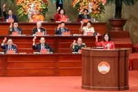 Ủy viên Bộ Chính trị, Bí thư Trung ương Đảng, Chủ tịch UBTƯ MTTQ Việt Nam Bùi Thị Minh Hoài và các đại biểu tiến hành biểu quyết tại Đại hội. Ảnh: Quang Vinh.