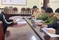 Tài xế say rượu, chống lực lượng CSGT. (Ảnh: Công an Hòa Bình)