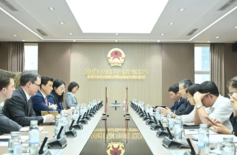 Thứ trưởng Bộ Nông nghiệp và Môi trường Hoàng Trung làm việc với đoàn công tác của Hoa Kỳ.