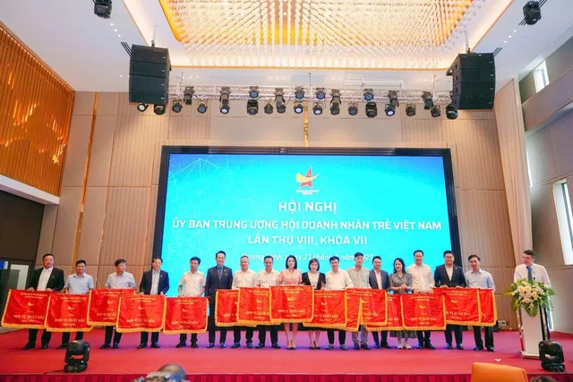 Hội Doanh nghiệp trẻ Việt Nam trao Bằng khen cho 34 đơn vị và cờ thi đua cho 31 đơn vị dẫn đầu phong trào năm 2024.