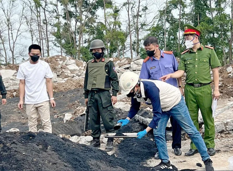 Hơn 1.600 tấn chất thải công nghiệp độc hại bị chôn lấp trái phép tại Hà Nội 