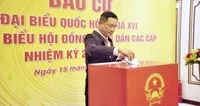 Bí thư Thành ủy Đà Nẵng Lê Ngọc Quang bỏ phiếu tại khu vực bỏ phiếu số 15, phường Hải Châu, Đà Nẵng. Ảnh: Đ.N
