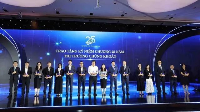 Ông Lê Xuân Hải, Tổng giám đốc SGDCK Việt Nam (ngoài cùng bên trái) trao kỷ niệm chương cho các đại diện công ty chứng khoán (Ảnh: Lê Toàn)