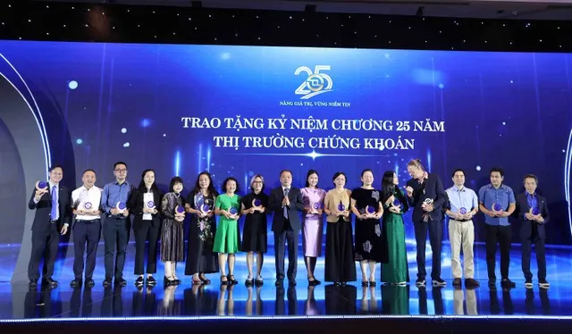 Trong danh sách cá nhân được vinh danh, các nhà báo chiếm đa số. Riêng Báo Tài chính - Đầu tư có 3 nhà báo được HOSE trao tặng kỷ niệm chương (Ảnh: Lê Toàn)