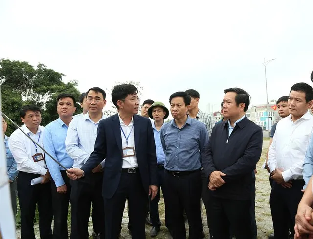 Chủ tịch UBND tỉnh Phạm Quang Ngọc kiểm tra tại hiện trường thi công dự án đường liên tỉnh Hà Nội - Hưng Yên kéo dài.