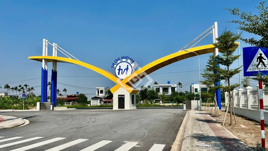 Cổng vào cụm công nghiệp Nam Hà.