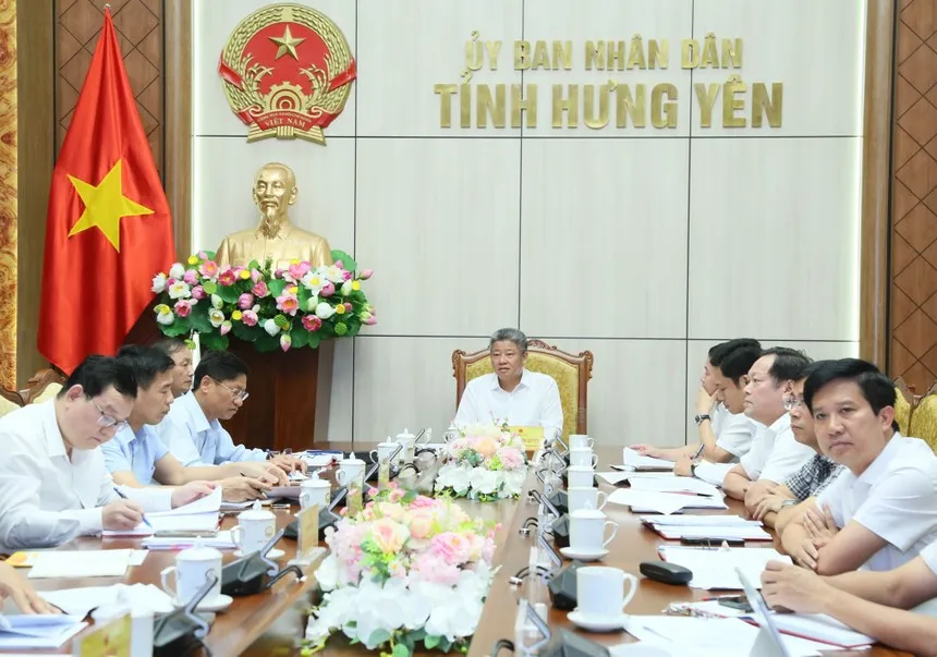 Phó Bí thư Tỉnh ủy, Chủ tịch UBND tỉnh Hưng Yên Nguyễn Mạnh Quyền chủ trì cuộc họp. Ảnh: Tất Đạt