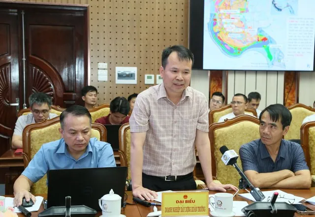 Đại diện nhà đầu tư dự án Xây dựng tái hiện thương cảng Phố Hiến xưa phát biểu tại cuộc họp. Ảnh: Tất Đạt