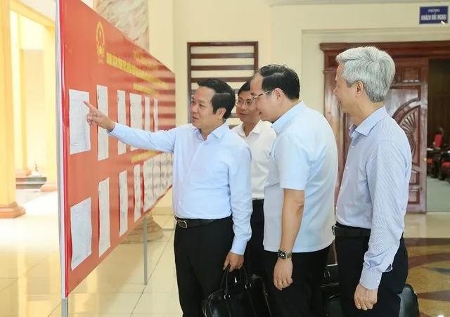 Lãnh đạo tỉnh Hưng Yên, lãnh đạo phường Phố Hiến kiểm tra danh sách niêm yết người ứng cử và cử tri tại trụ sở phường Phố Hiến.