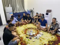 Các đối tượng tham gia đánh bạc dưới hình thức “xóc đĩa” bị Cảnh sát điều tra Công an tỉnh Hưng Yên phát hiện. (Nguồn: Bộ Công an)