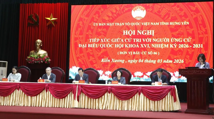 Các ứng cử viên đại biểu Quốc hội khóa XVI tại hội nghị tiếp xúc cử tri.